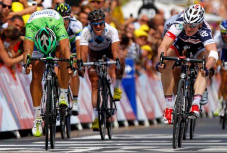 Greipel (right) wins Stage 13, barely!